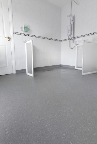Altro Aquarius Homojen PVC Zemin Kaplama 28 Aquarius Stotfold Wet room Altro Aquarius islak zemin homojen PVC zemin dosemesi 1 2026